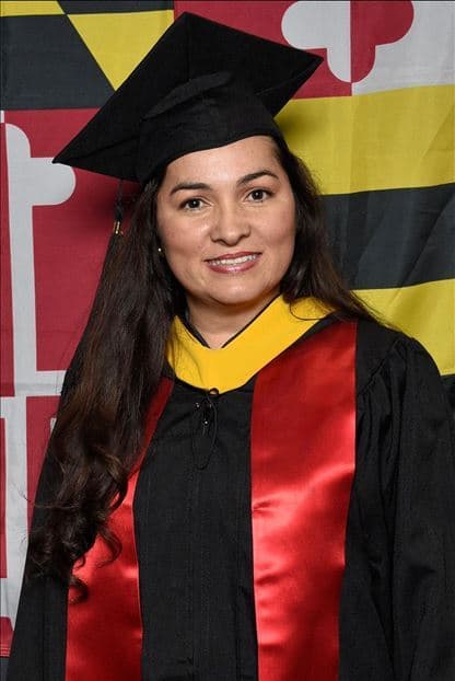 Alejandra Hagans, fundadora de ARFigures, en su graduación de la University of Maryland