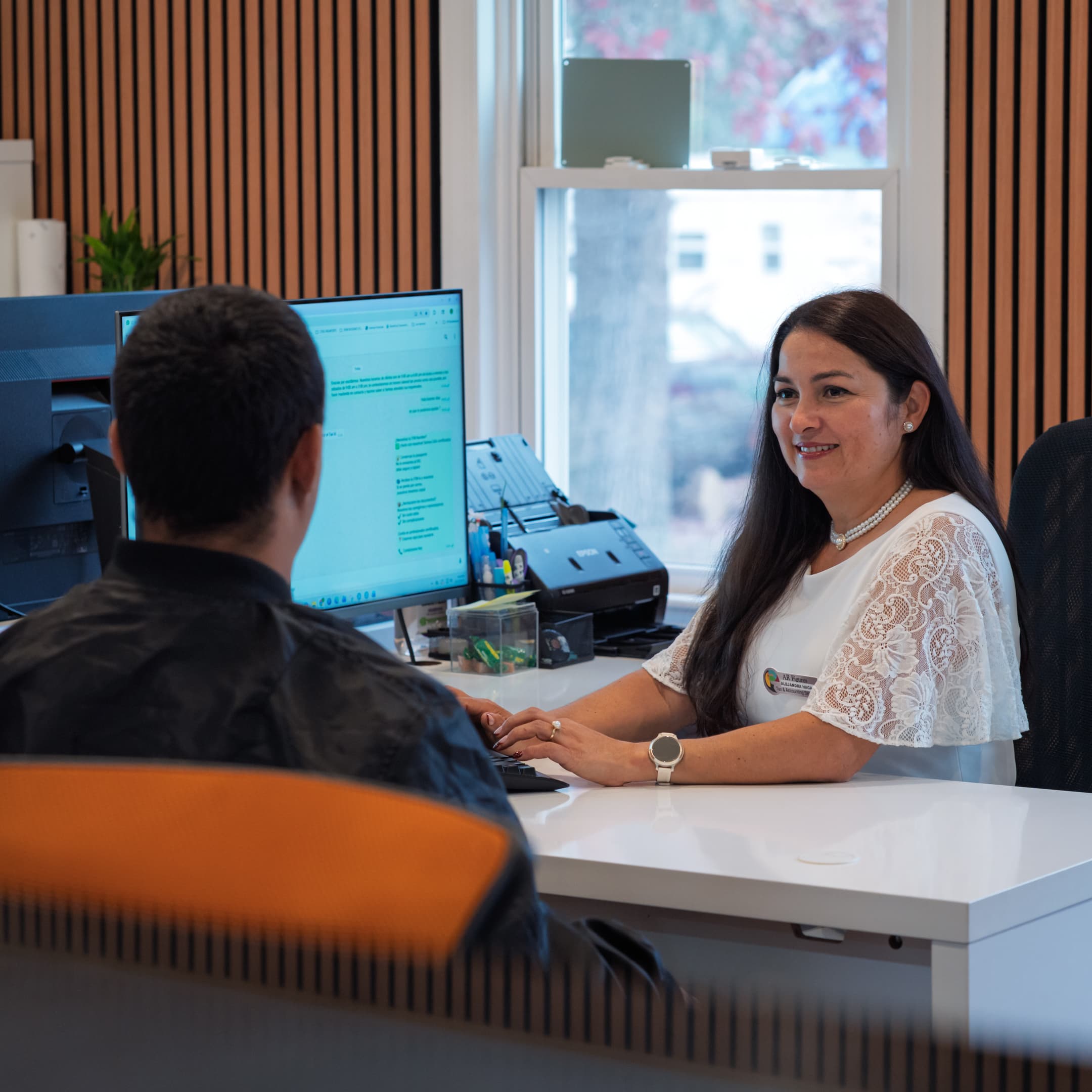 Asesora de AR Figures atendiendo a un cliente con su declaración de impuestos