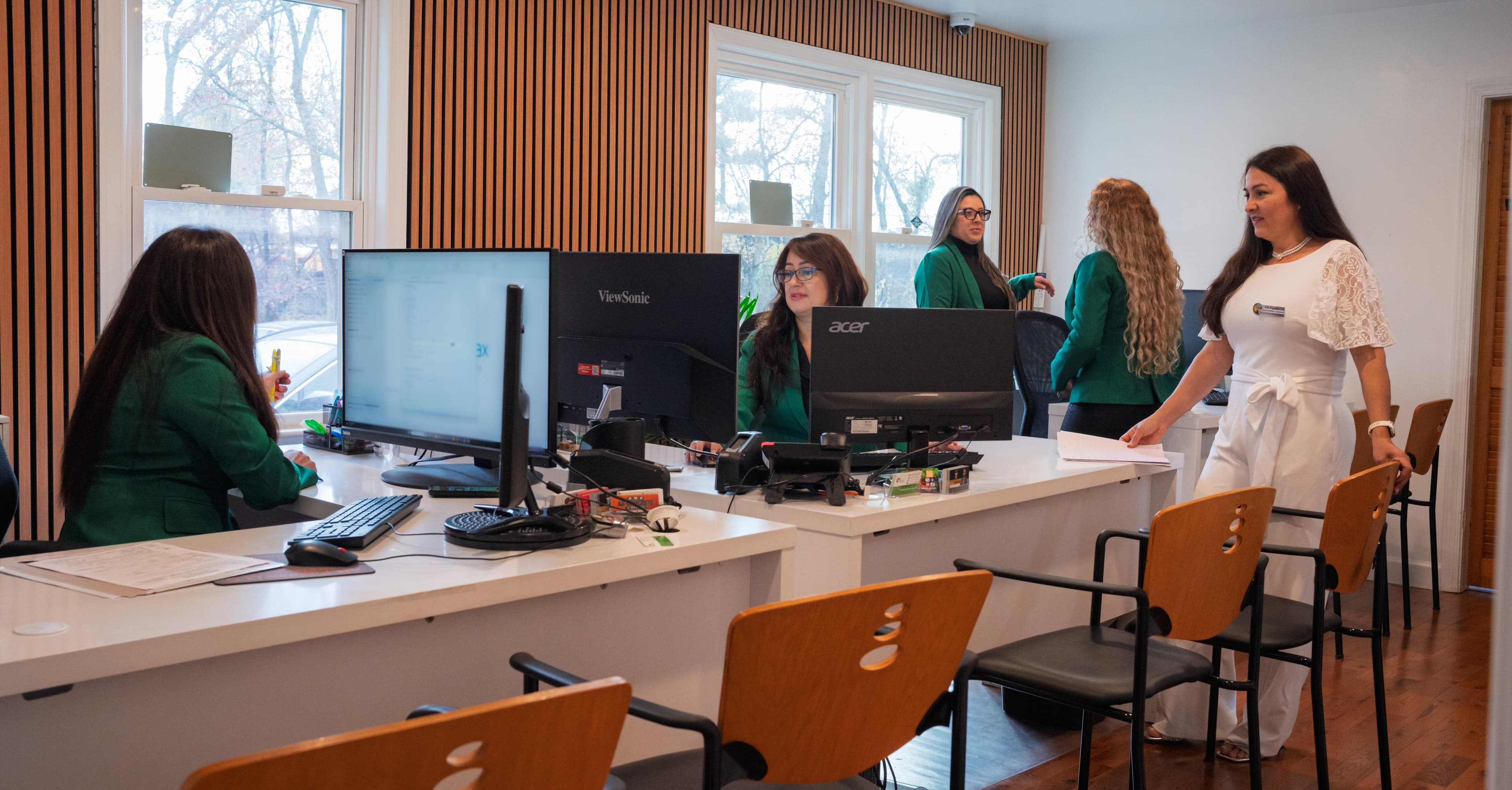 Equipo de AR Figures trabajando en la nómina de compañías en la oficina