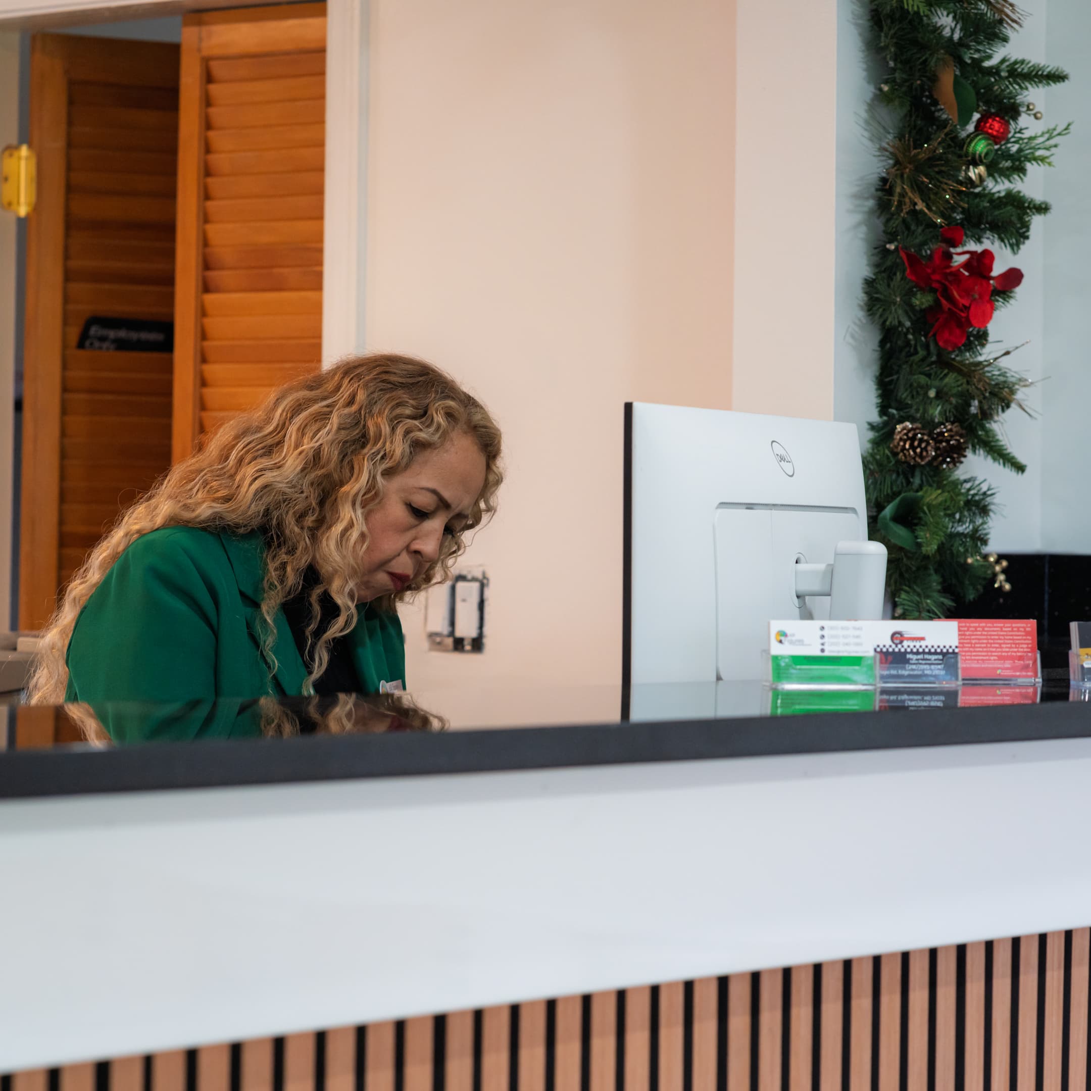 Asesora de AR Figures llevando la contabilidad en la oficina